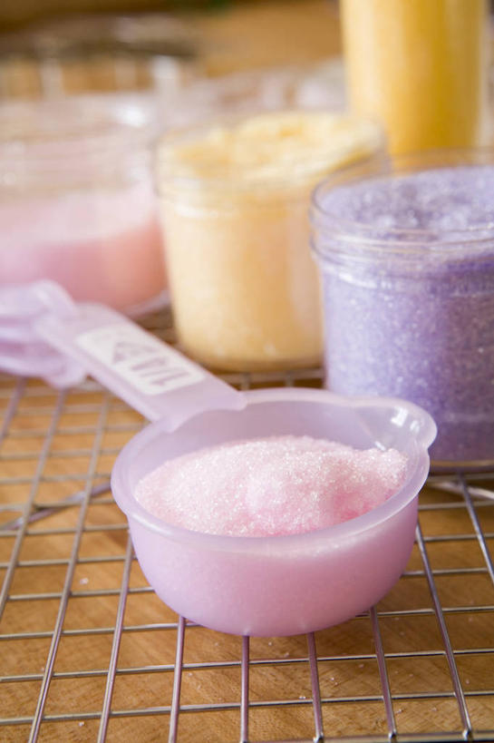 点心,无人,竖图,俯视,室内,特写,白天,烘焙,桌面,桌子,玻璃,金属制品,阴影,朦胧,模糊,反射,金属,木制,粉末,影子,勺子,调料,食品,糖,调味品,曲奇,调味料,架子,玻璃制品,食物,玻璃瓶,木制品,瓶子,调羹,汤匙,饼干,零食,粉,曲奇饼,曲奇饼干,广口瓶,粉状,粉剂,冷却,冷却架,彩图,高角度拍摄