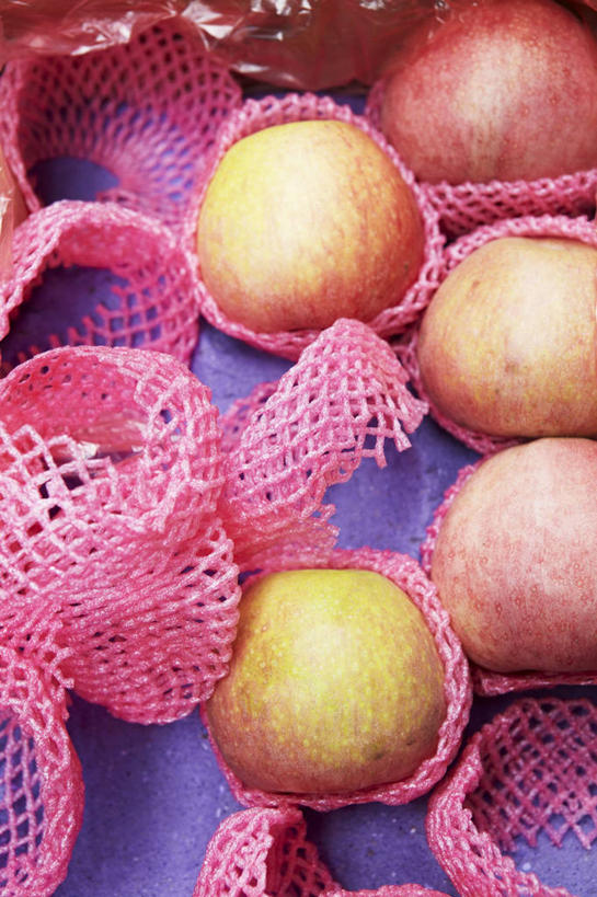 无人,竖图,俯视,室内,特写,白天,桌面,桌子,苹果,水果,阴影,紫色背景,新鲜,反射,木制,包装,网,影子,生食,食品,果实,食物,木制品,摄影,有机食品,绿色食品,影棚,包装材料,彩图,高角度拍摄,影棚拍摄,拍摄