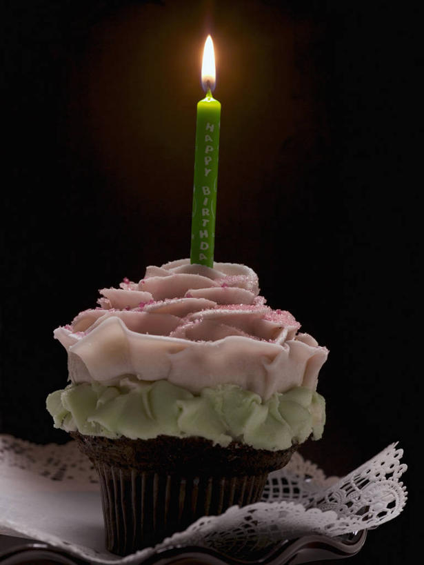 点心,无人,竖图,俯视,室内,特写,白天,爱情,幸福,纯洁,热情,桌面,桌子,玫瑰,蜡烛,阴影,黑色背景,盛开,反射,光线,木制,火焰,影子,烛光,食品,玫瑰花,浪漫,燃烧,花蕾,文化,花,花瓣,花朵,鲜花,食物,糕点,木制品,生日蛋糕,花苞,花蕊,点燃,祈祷,温暖,温馨,恩爱,许愿,摄影,影棚,纪念,祈求,和睦,感动,尊敬,平安,天真,刺玫花,徘徊花,彩图,高角度拍摄,影棚拍摄,拍摄,融洽,蛋糕