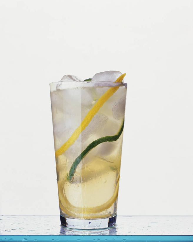 无人,竖图,室内,特写,白天,白色背景,正面,幸福,茶,桌面,桌子,柠檬,杯子,水果,阴影,新鲜,反射,木制,影子,冰,生食,冰块,食品,果实,娱乐,冷冻,玻璃制品,食物,饮料,一个,木制品,水杯,享受,休闲,温馨,放松,寒冷,乐趣,摄影,有机食品,绿色食品,影棚,冷藏,单个,柠檬茶,冰冷,舒适,保鲜,玻璃杯,益母果,柠果,彩图,影棚拍摄,拍摄