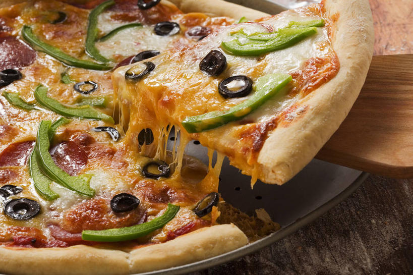 奶酪,无人,横图,俯视,室内,特写,白天,烹饪,西餐,桌面,桌子,橄榄,辣椒,蔬菜,餐具,水果,金属制品,阴影,新鲜,反射,金属,木制,铲子,碟子,盘,影子,生食,干酪,起司,料理,食品,披萨,匹萨,果实,芝士,营养,蔬果,菜肴,美食,食物,一个,盘子,木制品,碟,快餐,乳酪,西式,佳肴,有机食品,绿色食品,单个,黑橄榄,乳制品,比萨,发酵,彩椒,西式快餐,垃圾食品,乌橄榄,乌榄,辣角,红海椒,大椒,辣虎,广椒,意大利薄饼,油橄榄,青果,白榄,甜椒,柿子椒,辣子,海椒,番椒,灯笼椒,彩图,高角度拍摄