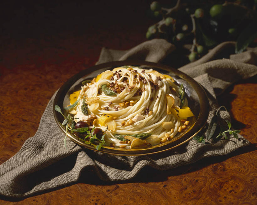 面食,面条,意大利面,无人,横图,俯视,室内,特写,白天,西餐,桌面,桌子,蔬菜,餐具,阴影,花纹,新鲜,反射,木制,布,碟子,盘,图案,影子,菌菇,蘑菇,面,料理,食品,菌类,布纹,松子,松子仁,中药,食物,一个,盘子,木制品,碟,食用菌,西式,有机食品,绿色食品,单个,布匹,松仁,药材,牛肝菌,中药材,松籽仁,美味牛肝菌,大脚菇,彩图,高角度拍摄