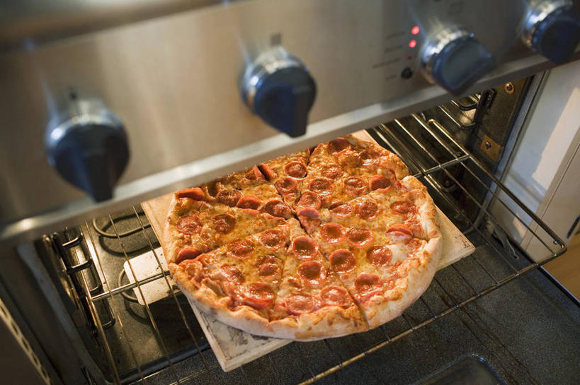 无人,横图,俯视,室内,特写,白天,烹饪,西餐,厨具,电器,烤炉,烤箱,调料,酱料,酱汁,肉,香肠,佐料,料理,食品,披萨,匹萨,腊肠,调味品,调味料,猪肉,酱,辣酱,菜肴,美食,肉类,食物,一个,快餐,西式,佳肴,单个,辣椒酱,家电,家用电器,比萨,肉食,炊具,西式快餐,垃圾食品,烹饪用具,意大利薄饼,豚肉,烹调用具,烹调,彩图,高角度拍摄,小家电