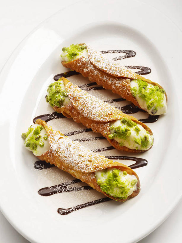 点心,煎饼,奶酪,无人,竖图,俯视,室内,特写,白天,白色背景,桌面,桌子,餐具,阴影,反射,木制,碟子,粉末,盘,影子,调料,干酪,起司,食品,糖,糖果,坚果,甜点,甜品,调味品,芝士,营养,调味料,文化,小吃,食物,糕点,一个,盘子,木制品,碟,甜食,干果,巧克力,粉,乳酪,摄影,影棚,单个,朱古力,黑巧克力,无名子,开心果,乳制品,发酵,胡棒子,绿仁果,粉状,粉剂,彩图,高角度拍摄,影棚拍摄,拍摄