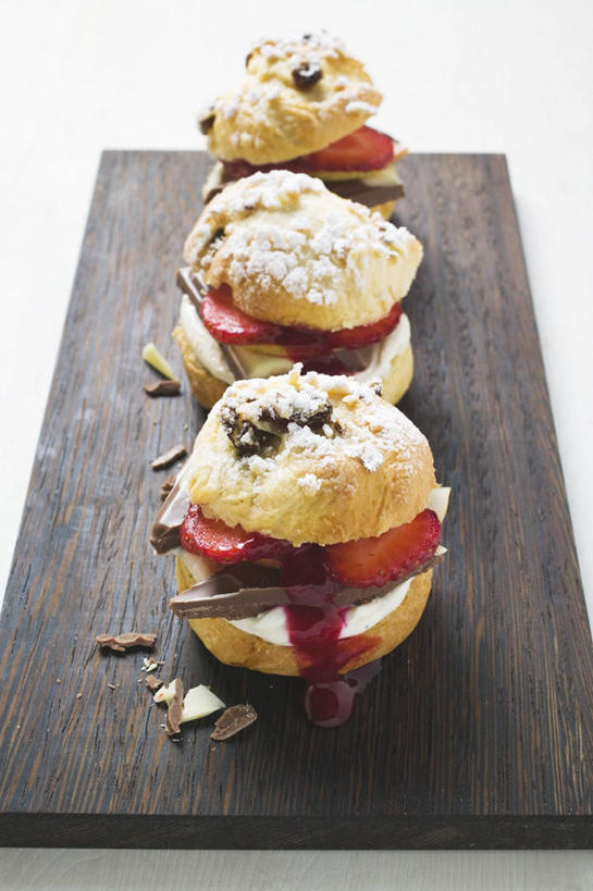 点心,面包,无人,竖图,俯视,室内,特写,白天,白色背景,烹饪,西餐,桌面,桌子,草莓,浆果,水果,一排,阴影,新鲜,整齐,反射,木制,影子,生食,汉堡,料理,食品,糖,糖果,面点,甜点,甜品,果实,案板,菜肴,美食,砧板,食物,糕点,排列,三个,一个,木制品,快餐,甜食,巧克力,西式,摄影,佳肴,有机食品,绿色食品,影棚,单个,朱古力,黑巧克力,队列,西式快餐,垃圾食品,小圆面包,洋莓,水果皇后,红莓,地莓,彩图,高角度拍摄,影棚拍摄,拍摄