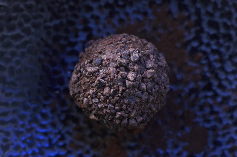 无人,横图,俯视,室内,特写,白天,桌面,桌子,阴影,反射,木制,影子,食品,糖,糖果,甜点,甜品,食物,一个,木制品,甜食,巧克力,单个,朱古力,黑巧克力,彩图,高角度拍摄