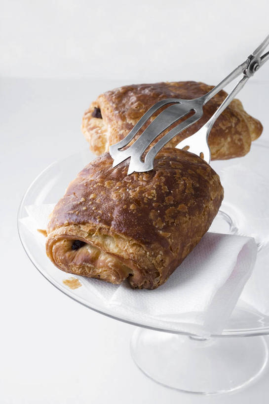 点心,面包,无人,竖图,俯视,室内,特写,白天,白色背景,桌面,桌子,餐具,玻璃,金属制品,阴影,反射,金属,木制,碟子,盘,影子,食品,糖,糖果,面点,甜点,甜品,玻璃制品,食物,糕点,两个,盘子,夹子,木制品,碟,甜食,巧克力,摄影,影棚,朱古力,黑巧克力,食品夹,食物夹,面包夹,意粉夹,彩图,高角度拍摄,影棚拍摄,拍摄