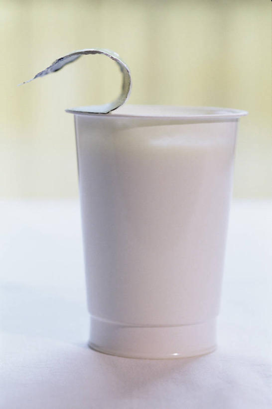 牛奶,无人,竖图,室内,特写,白天,正面,桌面,桌子,杯子,阴影,朦胧,模糊,反射,木制,影子,饮品,一杯,营养,酸奶,饮料,一个,木制品,纸制品,单个,纸杯,乳制品,奶,一次性杯子,发酵,优格,优酪乳,彩图