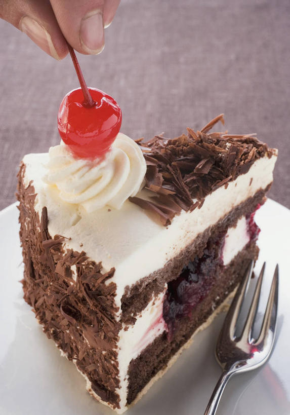 点心,西方人,手,一个人,竖图,俯视,室内,特写,白天,下午茶,桌面,桌子,樱桃,餐具,水果,金属制品,欧洲,欧洲人,仅一个年轻女性,仅一个女性,仅一个人,握,阴影,新鲜,反射,金属,木制,叉子,碟子,盘,影子,生食,食品,糖,糖果,甜点,甜品,果实,拿,拿着,食物,糕点,一个,盘子,木制品,碟,甜食,奶油,巧克力,手部,握着,有机食品,绿色食品,单个,朱古力,黑巧克力,单手,乳制品,餐叉,激凌,克林姆,淇淋,年轻女性,女人,女性,白种人,进餐用具,樱珠,莺桃,英桃,楔桃,牛桃,荆桃,半身,彩图,高角度拍摄,蛋糕