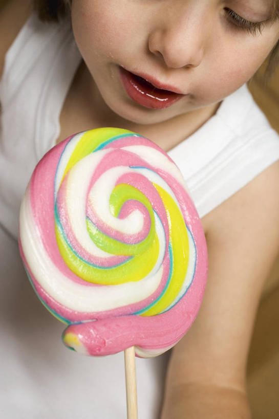 西方人,儿童,脸,头,脸颊,一个人,站,竖图,室内,特写,白天,正面,纯洁,欧洲,欧洲人,仅一个女性,仅一个人,服装,棒棒糖,食品,糖,糖果,甜点,甜品,注视,休闲装,食物,一个,小孩,衣服,甜食,观察,看,站着,仅一个小孩,休闲,休闲服,可爱,童年,童趣,服饰,单个,观看,察看,关注,童真,烂漫,无邪,波板糖,天真,女孩,女人,女性,白种人,孩子,头部,脸部,脸蛋,面部,站立,半身,彩图,女生