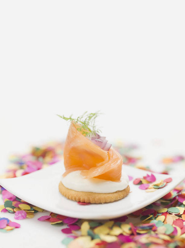 点心,海鲜,面包,三文鱼,无人,竖图,俯视,彩色,室内,特写,白天,白色背景,烹饪,西餐,桌面,桌子,鲑鱼,餐具,阴影,装饰,反射,木制,鱼,碟子,盘,影子,肉,鱼卵,鱼肉,料理,食品,面点,纸屑,鱼籽,水产,菜肴,美食,肉类,鱼类,海洋生物,食物,糕点,一个,盘子,木制品,碟,西式,摄影,佳肴,影棚,单个,五颜六色,华丽,修饰,碎纸,大马哈鱼,点缀,水生动物,海产品,五彩缤纷,水生物,肉食,碎纸条,海底动物,撒蒙鱼,萨门鱼,冰海之皇,鲑,衬托,美观,雅致,雅观,马哈鱼,麻哈鱼,大麻哈鱼,绚烂,五彩纸屑,彩图,高角度拍摄,影棚拍摄,拍摄