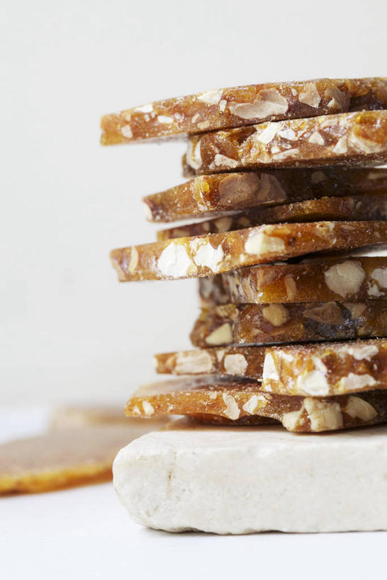 无人,竖图,室内,特写,白天,白色背景,正面,桌面,桌子,一排,许多,阴影,整齐,反射,木制,影子,食品,糖,糖果,坚果,甜点,甜品,果实,很多,食物,排列,木制品,甜食,干果,摄影,影棚,堆,队列,榛子,硬糖,山板栗,彩图,影棚拍摄,拍摄