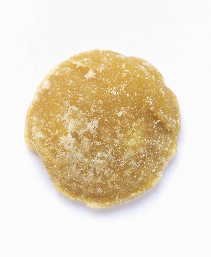 无人,竖图,俯视,室内,特写,白天,白色背景,桌面,桌子,一块,阴影,反射,木制,影子,食品,糖,糖果,甜点,甜品,食物,黄色,木制品,甜食,摄影,影棚,硬糖,彩图,高角度拍摄,影棚拍摄,拍摄