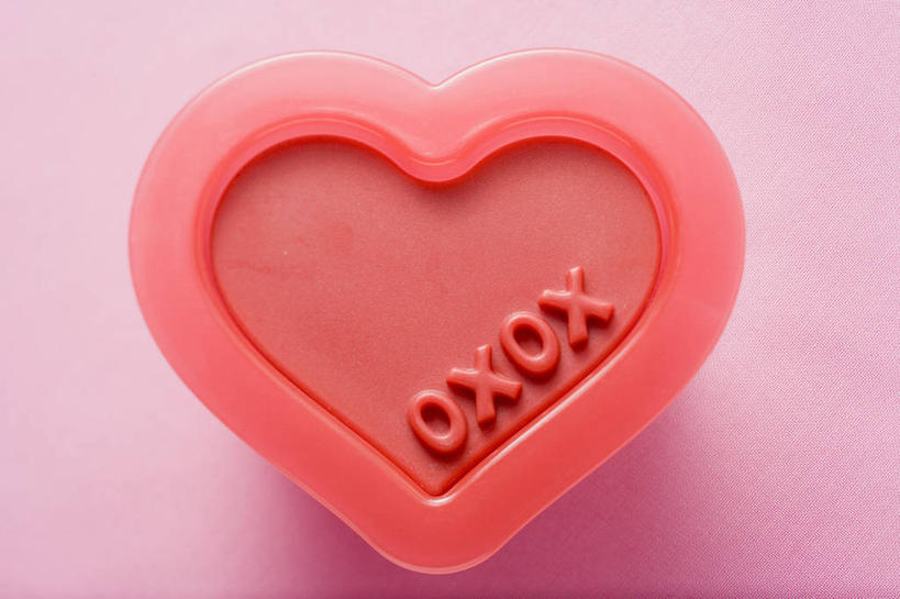 无人,横图,俯视,室内,特写,白天,爱情,桌面,桌子,情人节,阴影,红色背景,节日,爱心,庆祝,反射,木制,英文,标志,文字,影子,字符,塑料,字母,浪漫,文化,标识,盒子,一个,红色,木制品,容器,塑料制品,庆典,温暖,温馨,心形,恩爱,摄影,影棚,单个,纪念,储藏,英文字母,和睦,储存,心型,彩图,高角度拍摄,影棚拍摄,拍摄,融洽,贮存