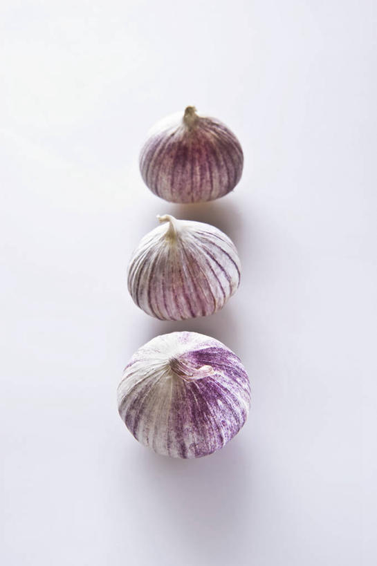 无人,竖图,俯视,室内,特写,白天,白色背景,桌面,桌子,蔬菜,蒜,一排,阴影,新鲜,整齐,反射,木制,影子,食品,蒜头,食物,排列,三个,木制品,摄影,有机食品,绿色食品,影棚,队列,胡蒜,大蒜,彩图,高角度拍摄,影棚拍摄,拍摄