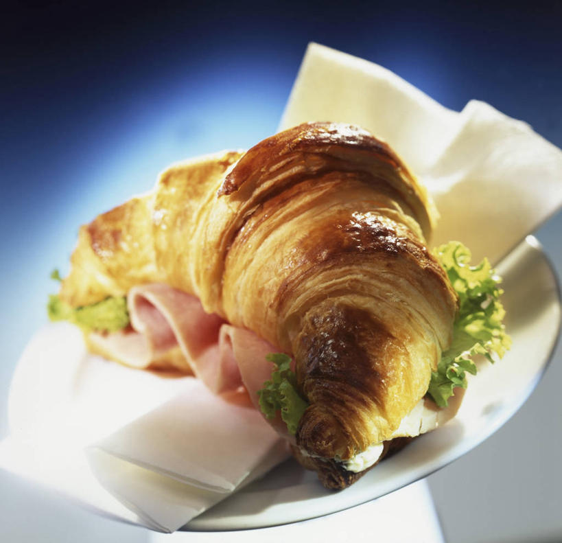 点心,面包,无人,横图,俯视,室内,特写,白天,桌面,桌子,蔬菜,餐具,叶子,阴影,新鲜,反射,木制,碟子,盘,影子,生菜,莴苣,肉,食品,面点,羊角面包,绿叶,火腿,猪肉,肉类,食物,腌制,糕点,一个,盘子,木制品,碟,嫩叶,牛角面包,有机食品,绿色食品,单个,肉食,豚肉,春菜,鹅仔菜,莴仔菜,千金菜,叶用莴苣,熏制,火肉,兰熏,猪腿,叶,叶片,彩图,高角度拍摄