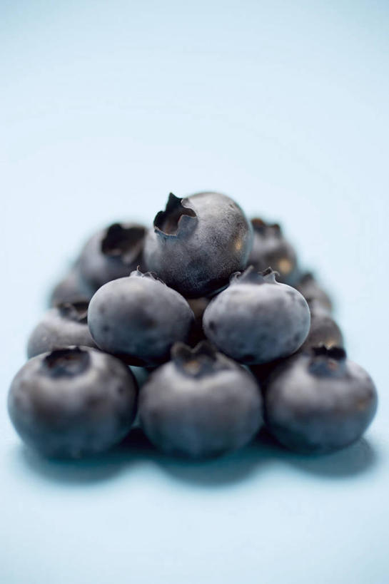 无人,竖图,俯视,室内,特写,白天,桌面,桌子,浆果,蓝莓,水果,一堆,许多,阴影,堆叠,堆积,蓝色背景,新鲜,反射,木制,影子,生食,食品,果实,很多,食物,蓝色,木制品,摄影,有机食品,绿色食品,影棚,堆,山都柿,蓝浆果,蓝靛果,彩图,高角度拍摄,影棚拍摄,拍摄