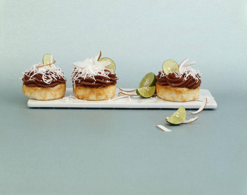 点心,无人,横图,俯视,室内,特写,白天,下午茶,桌面,桌子,椰子,餐具,水果,一排,阴影,蓝色背景,新鲜,整齐,反射,木制,碟子,盘,影子,生食,食品,果实,蛋挞,食物,糕点,排列,三个,盘子,木制品,碟,摄影,有机食品,绿色食品,影棚,队列,横截面,剖面,酸橙,大椰,胥余,椰瓢,越王头,代代,蛋塔,截面,截面图形,橙子,橙,彩图,高角度拍摄,影棚拍摄,拍摄