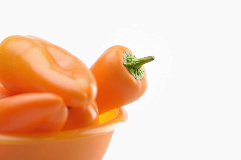 无人,横图,俯视,室内,特写,白天,白色背景,桌面,桌子,萝卜,胡萝卜,辣椒,蔬菜,阴影,新鲜,反射,木制,影子,陶瓷,食品,陶瓷制品,食物,一个,木制品,容器,碗,橙色,摄影,有机食品,绿色食品,影棚,单个,储藏,储存,彩椒,辣角,红海椒,大椒,辣虎,广椒,甜椒,柿子椒,辣子,红萝卜,海椒,甘荀,番椒,灯笼椒,彩图,高角度拍摄,影棚拍摄,拍摄,贮存