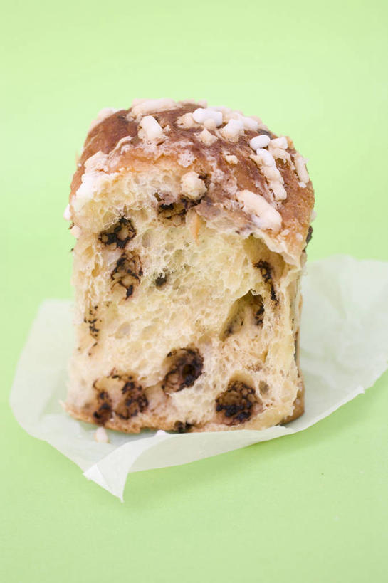 点心,面包,无人,竖图,俯视,室内,特写,白天,桌面,桌子,绿色背景,阴影,反射,木制,包装,包装纸,影子,纸,食品,糖,糖果,面点,甜点,甜品,纸张,食物,糕点,木制品,甜食,巧克力,摄影,影棚,朱古力,黑巧克力,包装材料,牛皮纸,彩图,高角度拍摄,影棚拍摄,拍摄