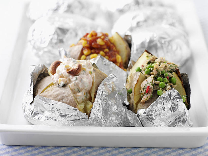 无人,横图,俯视,室内,特写,白天,植物,桌面,桌子,蔬菜,土豆,餐具,阴影,新鲜,反射,木制,包装,包装纸,碟子,铝箔纸,盘,锡箔纸,影子,纸,豆类,豆子,豌豆,食品,纸张,荷兰豆,食物,一个,盘子,木制品,碟,有机食品,绿色食品,单个,包装材料,雪豆,锡箔,豆科,铝箔,馍馍蛋,寒豆,毕豆,麻累,国豆,小寒豆,麦豌豆,洋芋,山药蛋,马铃薯,彩图,高角度拍摄