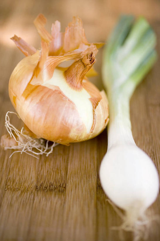 无人,竖图,俯视,室内,特写,白天,桌面,桌子,蔬菜,洋葱,阴影,朦胧,模糊,新鲜,反射,木制,影子,葱,青葱,食品,食物,木制品,有机食品,绿色食品,玉葱,圆葱,洋葱头,球葱,葱头,彩图,高角度拍摄