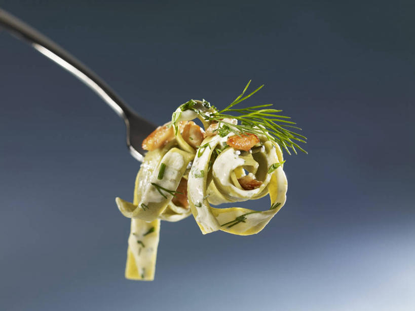 海鲜,面食,面条,意大利面,无人,横图,室内,特写,白天,正面,西餐,餐具,金属制品,阴影,反射,金属,鱼,叉子,影子,调料,酱料,酱汁,面,肉,鱼肉,佐料,料理,食品,调味品,鲔鱼,调味料,水产,金枪鱼,酱,肉类,鱼类,海洋生物,食物,香草,西式,摄影,影棚,吞拿鱼,水生动物,海产品,水生物,肉食,海底动物,餐叉,莳萝,洋茴香,土茴香,芳香植物,进餐用具,彩图,影棚拍摄,拍摄