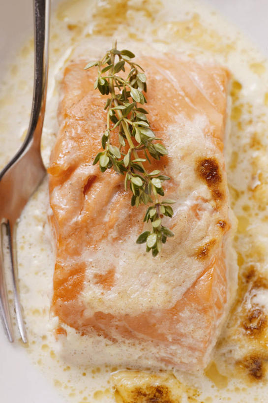 点心,海鲜,三文鱼,无人,竖图,俯视,室内,特写,白天,烹饪,西餐,桌面,桌子,鲑鱼,餐具,金属制品,阴影,芳香,反射,金属,木制,叉子,影子,调料,酱料,酱汁,肉,鱼肉,佐料,料理,食品,甜点,甜品,调味品,调味料,水产,酱,菜肴,美食,肉类,海洋生物,食物,糕点,木制品,甜食,奶油,香草,西式,佳肴,大马哈鱼,吉祥,百里香,麝香草,乳制品,水生动物,海产品,水生物,肉食,海底动物,餐叉,如意,撒蒙鱼,萨门鱼,冰海之皇,鲑,勇气,马哈鱼,麻哈鱼,大麻哈鱼,勇敢,地椒,自尊,不屈,激凌,克林姆,淇淋,平安,进餐用具,彩图,高角度拍摄