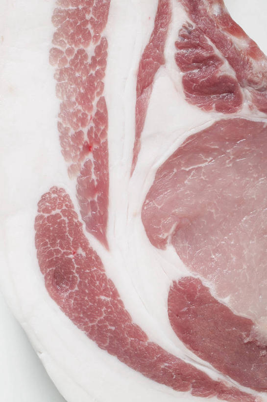 骨骼,无人,竖图,俯视,室内,特写,白天,白色背景,桌面,桌子,一块,阴影,反射,纹路,木制,纹理,影子,排骨,肉,骨头,猪肉,肉类,红色,白色,木制品,大排,摄影,影棚,骨架,肉食,豚肉,肌理,彩图,高角度拍摄,影棚拍摄,拍摄