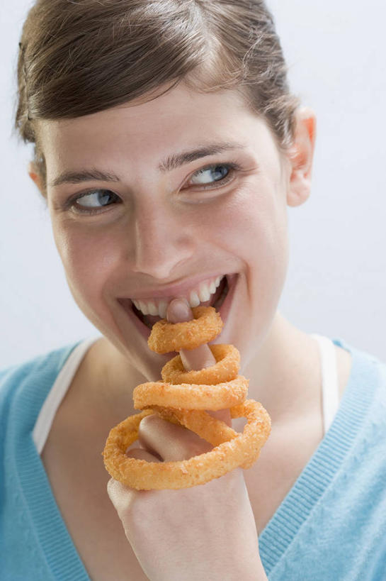 西方人,脸,头,脸颊,脖子,手,一个人,站,笑,吃,微笑,露齿笑,竖图,室内,特写,白天,白色背景,正面,烹饪,西餐,餐桌,桌子,欧洲,欧洲人,仅一个年轻女性,仅一个女性,仅一个人,握,服装,料理,食品,拿,拿着,注视,休闲装,洋葱圈,菜肴,美食,肩膀,食物,衣服,蓝色,快餐,观察,看,站着,休闲,手部,休闲服,西式,握着,摄影,服饰,佳肴,影棚,餐台,观看,单手,察看,关注,西式快餐,垃圾食品,年轻女性,女人,女性,白种人,头部,脖,颈,颈部,脸部,脸蛋,面部,嚼,食,站立,半身,彩图,影棚拍摄,拍摄