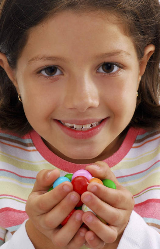 西方人,儿童,脸,头,脸颊,手,一个人,站,捧,笑,微笑,露齿笑,竖图,彩色,室内,特写,白天,正面,纯洁,欧洲,欧洲人,双手,仅一个女性,仅一个人,许多,服装,食品,糖,糖果,甜点,甜品,软糖,很多,注视,休闲装,食物,小孩,衣服,甜食,观察,看,站着,仅一个小孩,休闲,手部,休闲服,可爱,童年,童趣,服饰,观看,五颜六色,色彩斑斓,察看,关注,五彩缤纷,童真,烂漫,无邪,五彩斑斓,五光十色,天真,女孩,女人,女性,白种人,孩子,头部,脸部,脸蛋,面部,端,端着,捧着,手捧,站立,半身,彩图,女生