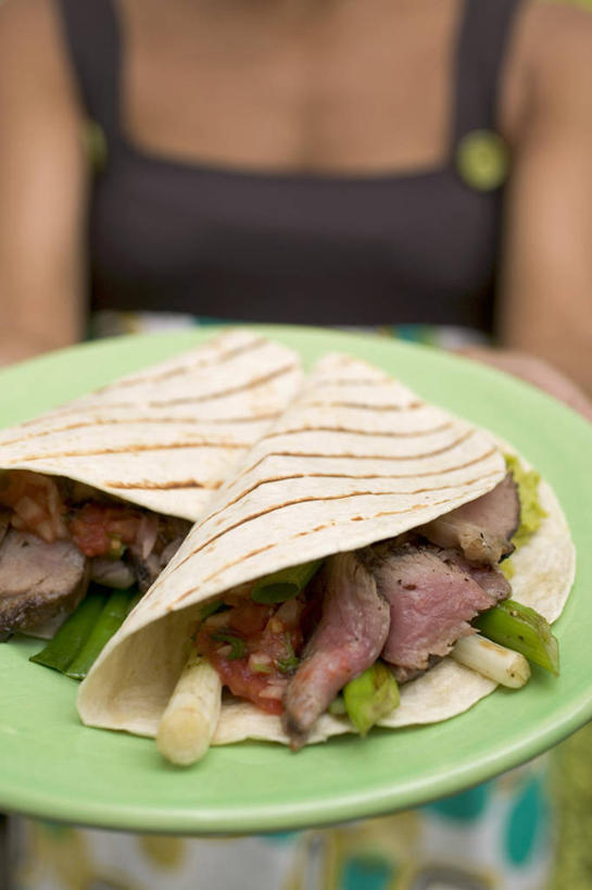 点心,西方人,一个人,站,捧,竖图,室内,特写,白天,正面,芦笋,蔬菜,餐具,吊带,欧洲,欧洲人,仅一个年轻女性,仅一个女性,仅一个人,服装,朦胧,模糊,新鲜,碟子,盘,肉,牛肉,食品,吊带衫,文化,饼,小吃,肉类,食物,糕点,一个,衣服,盘子,碟,甜食,站着,服饰,有机食品,绿色食品,单个,衣着,穿着,肉食,玉米饼,衣饰,年轻女性,女人,女性,白种人,猪尾巴,药鸡豆子,石刁柏,蚂蚁杆,龙须菜,狼尾巴根,端,端着,捧着,手捧,站立,半身,彩图