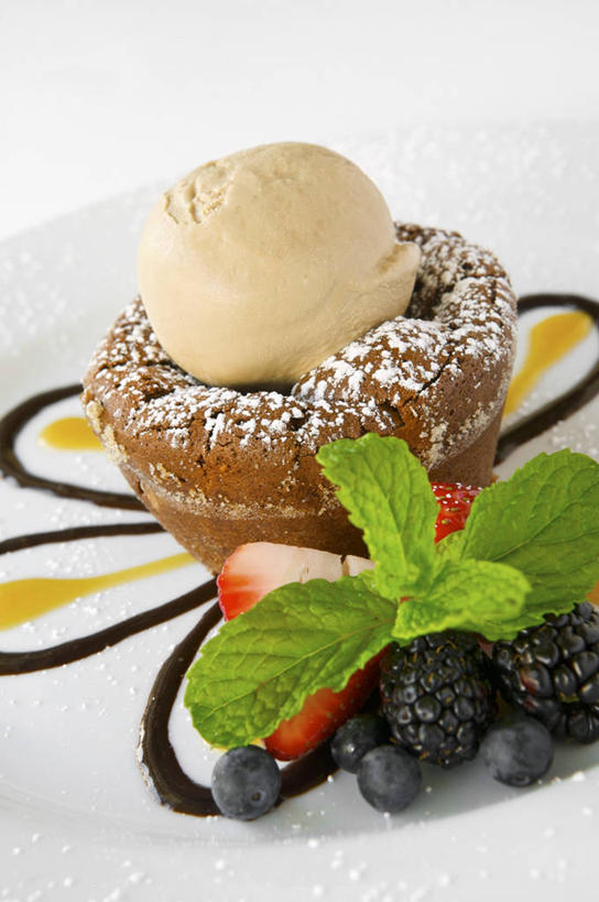 点心,无人,竖图,俯视,室内,特写,白天,白色背景,下午茶,植物,桌面,桌子,草莓,浆果,黑莓,水果,叶子,阴影,新鲜,反射,木制,纹理,影子,生食,薄荷,食品,冰激凌,果实,绿叶,银丹草,清凉,食物,糕点,绿色,木制品,冷饮,舒服,嫩叶,冰淇淋,摄影,有机食品,绿色食品,影棚,解暑,解渴,雪糕,舒爽,肌理,露莓,冰糕,消暑,斑叶凤梨薄荷,苹果薄荷,夜息香,叶,叶片,叶脉,洋莓,水果皇后,红莓,地莓,彩图,高角度拍摄,影棚拍摄,拍摄,蛋糕