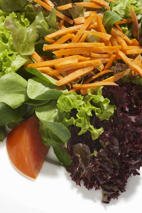 无人,竖图,俯视,室内,特写,白天,白色背景,桌面,桌子,萝卜,胡萝卜,蔬菜,西红柿,叶子,一堆,许多,阴影,堆叠,堆积,新鲜,反射,木制,影子,生菜,莴苣,生食,蔬菜沙拉,沙拉,食品,绿叶,很多,色拉,沙律,食物,木制品,嫩叶,摄影,有机食品,绿色食品,影棚,色拉酱,堆,千岛酱,春菜,鹅仔菜,莴仔菜,千金菜,叶用莴苣,叶,叶片,红萝卜,甘荀,番茄,彩图,高角度拍摄,影棚拍摄,拍摄