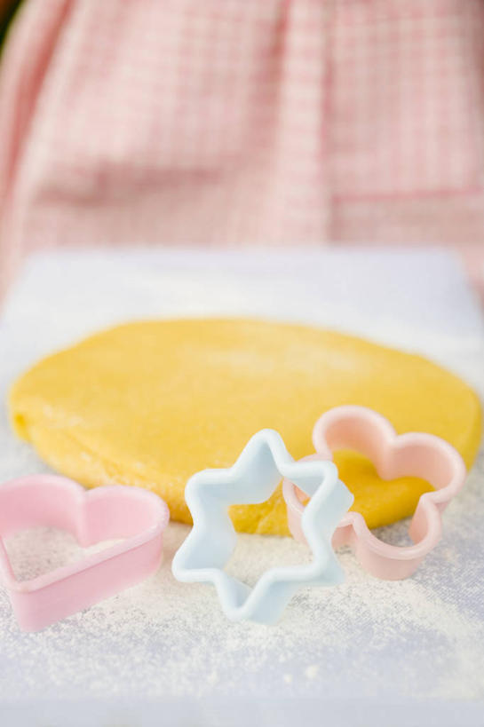 点心,无人,竖图,俯视,室内,特写,白天,爱情,桌面,桌子,餐具,阴影,爱心,朦胧,模糊,反射,木制,碟子,粉末,盘,影子,塑料,面粉,食品,曲奇,浪漫,粮食,食物,一个,盘子,木制品,塑料制品,碟,饼干,零食,温暖,温馨,心形,粉,恩爱,单个,模具,农产品,和睦,曲奇饼,曲奇饼干,原材料,粉状,心型,彩图,高角度拍摄,融洽