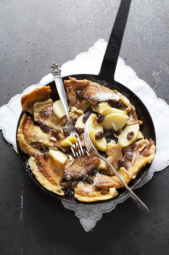 点心,无人,竖图,俯视,室内,特写,白天,烹饪,桌面,桌子,苹果,厨具,水果,金属制品,阴影,新鲜,反射,金属,木制,锅子,影子,生食,食品,果实,文化,锅,小吃,食物,糕点,木制品,甜食,有机食品,绿色食品,煎锅,锅具,薄饼,烹饪用具,法国薄饼,烹调用具,烹调,彩图,高角度拍摄