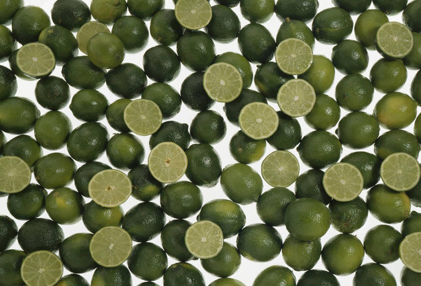 无人,横图,俯视,室内,特写,白天,白色背景,桌面,桌子,水果,一堆,许多,阴影,堆叠,堆积,新鲜,反射,木制,影子,生食,食品,果实,很多,食物,绿色,木制品,摄影,有机食品,绿色食品,影棚,青春,堆,生命,和平,横截面,安详,剖面,酸橙,代代,冷色,截面,截面图形,橙子,橙,彩图,高角度拍摄,影棚拍摄,拍摄