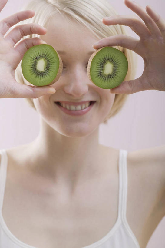 西方人,脸,头,脸颊,手,一个人,站,笑,微笑,露齿笑,竖图,室内,特写,白天,正面,猕猴桃,水果,吊带,欧洲,欧洲人,双手,仅一个年轻女性,仅一个女性,仅一个人,握,服装,新鲜,生食,食品,果实,拿,拿着,吊带衫,食物,衣服,绿色,站着,手部,握着,遮,遮掩,摄影,服饰,有机食品,绿色食品,影棚,掩盖,遮挡,衣着,穿着,横截面,剖面,遮盖,掩饰,衣饰,截面,截面图形,年轻女性,女人,女性,白种人,头部,脸部,脸蛋,面部,奇异果,猕猴梨,站立,半身,彩图,影棚拍摄,拍摄