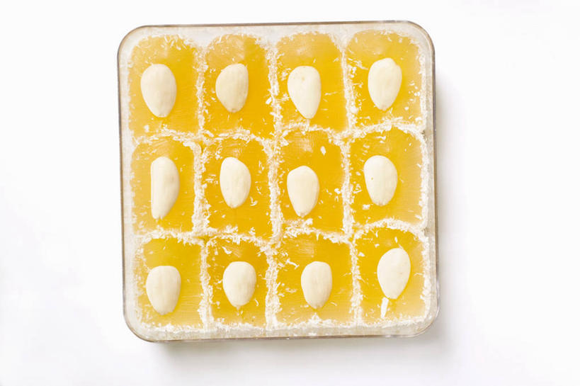 无人,横图,俯视,室内,特写,白天,白色背景,桌面,桌子,杏仁,水果,叶子,阴影,新鲜,反射,木制,影子,塑料,生食,食品,糖,糖果,甜点,甜品,果实,绿叶,软糖,盒子,食物,一个,木制品,容器,塑料制品,甜食,嫩叶,摄影,有机食品,绿色食品,影棚,单个,储藏,储存,叶,叶片,杏子,杏梅仁,杏核仁,木落子,苦杏仁,彩图,高角度拍摄,影棚拍摄,拍摄,贮存