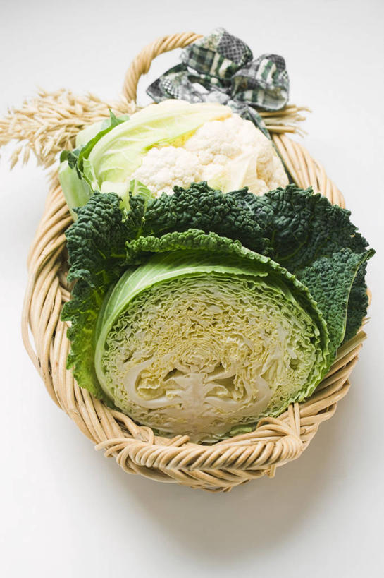 无人,交叉,竖图,俯视,室内,特写,白天,白色背景,植物,桌面,桌子,竹子,蔬菜,椰菜,卷心菜,叶子,阴影,竹制,新鲜,编织,反射,木制,篮子,纹理,影子,花菜,花椰菜,西兰花,食品,绿叶,食物,一个,绿色,木制品,竹篮,嫩叶,甘蓝,摄影,有机食品,绿色食品,影棚,单个,竹条,椰菜花,交织,竹制品,横截面,剖面,肌理,穿插,甘蓝花,截面,截面图形,叶,叶片,叶脉,结球甘蓝,甘兰,包心菜,彩图,高角度拍摄,影棚拍摄,拍摄