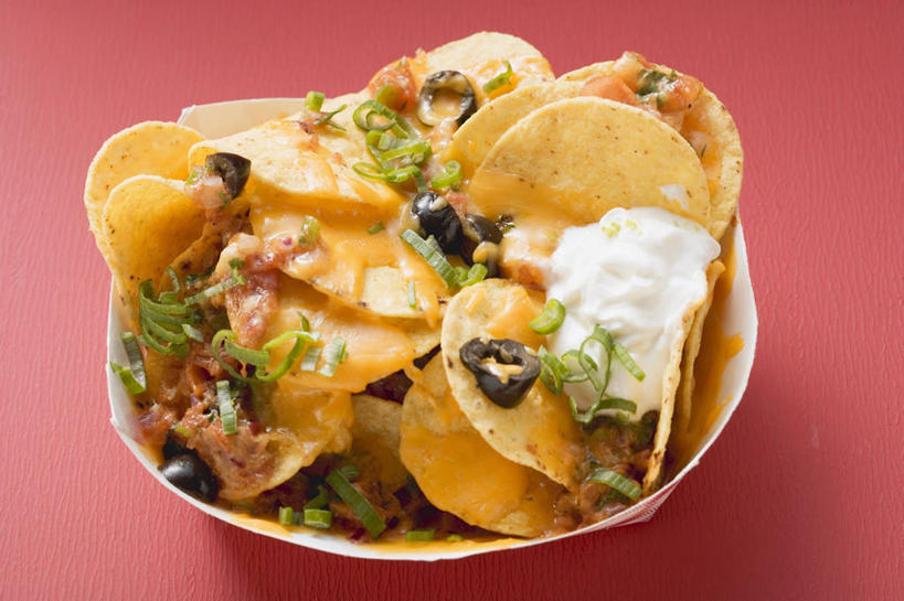 点心,奶酪,无人,横图,俯视,室内,特写,白天,植物,桌面,桌子,橄榄,水果,叶子,阴影,红色背景,新鲜,反射,木制,纹理,影子,纸盒,生食,干酪,起司,食品,甜点,甜品,果实,绿叶,芝士,营养,薯片,盒子,食物,糕点,一个,绿色,包装盒,木制品,容器,甜食,零食,奶油,嫩叶,乳酪,摄影,有机食品,绿色食品,影棚,单个,储藏,乳制品,储存,发酵,垃圾食品,肌理,激凌,克林姆,淇淋,叶,叶片,叶脉,青果,白榄,彩图,高角度拍摄,影棚拍摄,拍摄,贮存