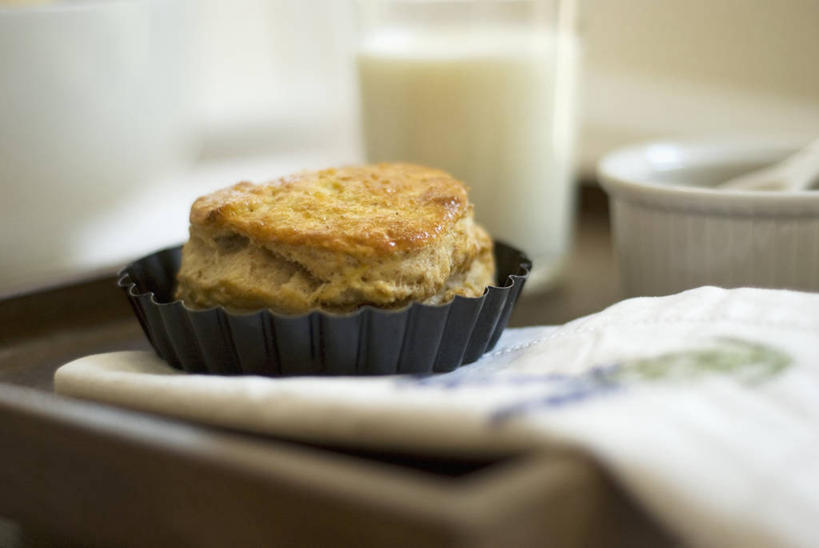 点心,面包,牛奶,无人,横图,俯视,室内,特写,白天,桌面,桌子,杯子,阴影,朦胧,模糊,反射,木制,影子,陶瓷,食品,面点,陶瓷制品,饮品,营养,玻璃制品,食物,糕点,饮料,一个,餐巾,木制品,容器,水杯,碗,单个,储藏,纸托,乳制品,奶,牛乳,储存,小圆面包,安神,蛋糕托,蛋糕托纸,蛋糕纸托,保洁方巾,口布,玻璃杯,彩图,高角度拍摄,贮存