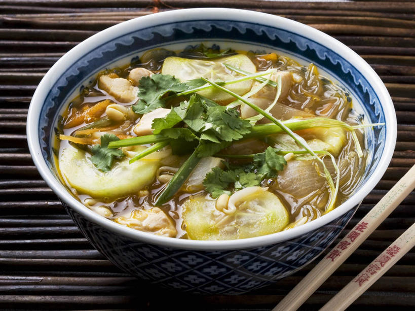 面食,面条,无人,横图,俯视,室内,特写,白天,烹饪,中餐,筷子,桌面,桌子,黄瓜,蔬菜,餐具,叶子,一双,阴影,新鲜,反射,木制,影子,陶瓷,鸡肉,面,肉,汤,料理,食品,绿叶,陶瓷制品,文化,传统,菜肴,美食,肉类,食物,一个,木制品,容器,碗,中式,嫩叶,佳肴,有机食品,绿色食品,单个,储藏,礼节,储存,礼仪,肉食,鸡汤,叶,叶片,进餐用具,青瓜,胡瓜,彩图,高角度拍摄,贮存