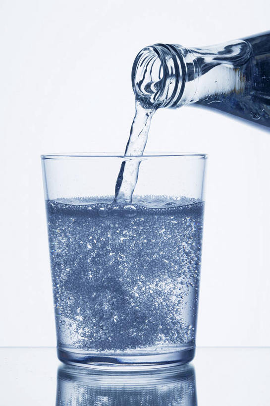 无人,竖图,室内,特写,白天,白色背景,正面,水,桌面,桌子,杯子,阴影,反射,木制,液体,影子,饮用水,玻璃制品,一个,玻璃瓶,木制品,瓶子,水杯,矿泉水,摄影,影棚,单个,下降,降落,蒸馏水,降低,下跌,下落,玻璃杯,彩图,影棚拍摄,拍摄