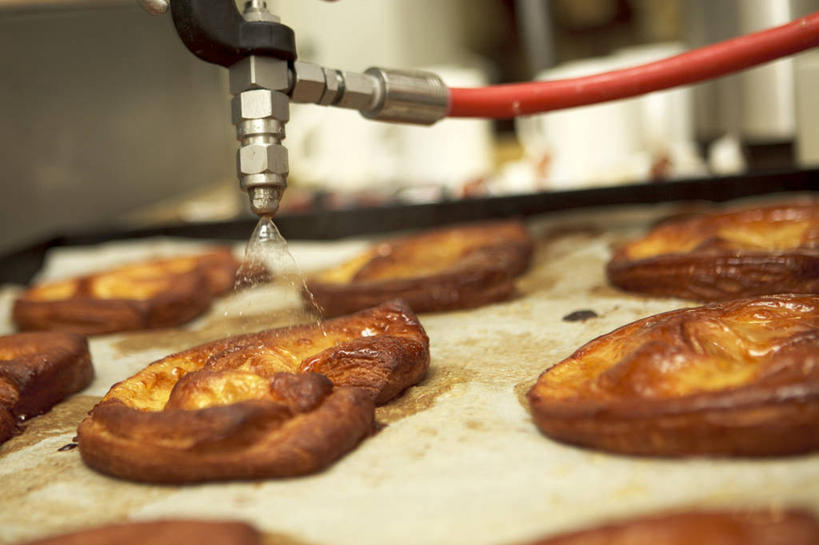 点心,面包,无人,商店,横图,室内,特写,白天,正面,桌面,桌子,一排,许多,阴影,飞溅,朦胧,模糊,整齐,溅,反射,木制,液体,影子,水滴,食品,面点,很多,商铺,水管,水珠,食物,糕点,排列,木制品,软管,队列,喷洒,市肆,商号,面包店,彩图,店铺