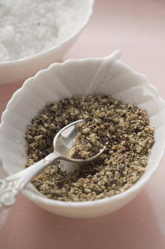 无人,竖图,俯视,室内,特写,白天,桌面,桌子,金属制品,一堆,许多,阴影,堆叠,堆积,反射,金属,木制,粉末,影子,勺子,陶瓷,调料,调味,香料,佐料,陶瓷制品,黑胡椒,调味品,很多,调味料,两个,木制品,容器,调羹,汤匙,碗,粉,摄影,影棚,储藏,堆,配料,储存,作料,粉状,粉剂,胡椒,彩图,高角度拍摄,影棚拍摄,拍摄,贮存