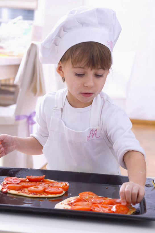 西方人,儿童,一个人,站,竖图,室内,白天,正面,工作服,制服,烹饪,西餐,纯洁,桌面,桌子,蔬菜,西红柿,餐具,帽子,欧洲,欧洲人,仅一个女性,仅一个人,握,阴影,新鲜,反射,木制,碟子,盘,影子,料理,食品,披萨,匹萨,拿,拿着,注视,菜肴,美食,食物,一个,小孩,白色,盘子,木制品,碟,快餐,观察,看,站着,仅一个小孩,可爱,童年,童趣,西式,握着,佳肴,有机食品,绿色食品,单个,观看,察看,比萨,关注,厨师帽,童真,西式快餐,垃圾食品,烂漫,无邪,意大利薄饼,工作制服,天真,女孩,女人,女性,白种人,孩子,番茄,站立,半身,彩图,工作套服,女生