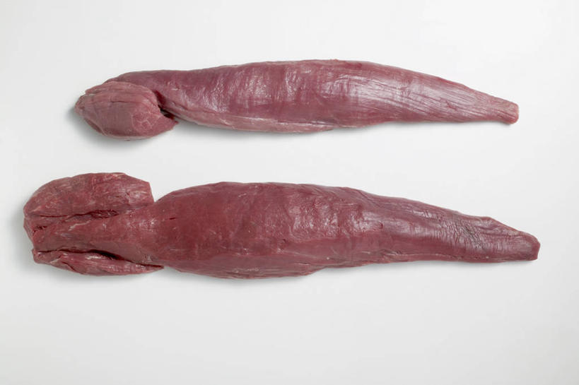 无人,横图,俯视,室内,特写,白天,白色背景,桌面,桌子,两块,阴影,反射,纹路,木制,纹理,影子,肉,牛肉,肉类,红色,木制品,摄影,影棚,肉食,肌理,彩图,高角度拍摄,影棚拍摄,拍摄