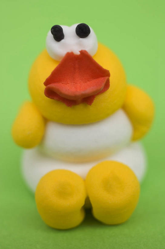 无人,坐,竖图,俯视,室内,特写,白天,桌面,桌子,鸡,雕塑,复活节,绿色背景,阴影,节日,庆祝,艺术,装饰,反射,木制,雕刻,雕像,影子,食品,糖,糖果,甜点,甜品,软糖,文化,家禽,食物,黄色,动物,木制品,工艺品,甜食,庆典,摄影,牲畜,影棚,纪念,美术,主题,陈列,功能,美学,坐着,彩图,高角度拍摄,影棚拍摄,拍摄