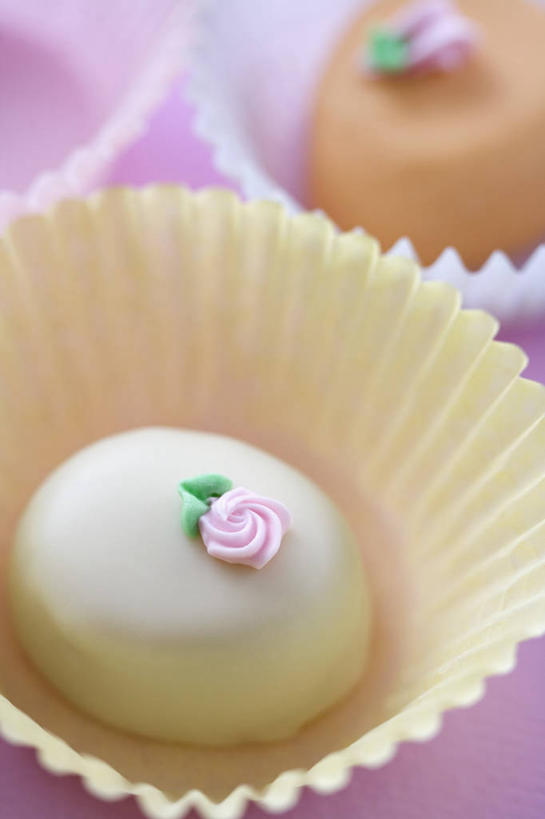 无人,竖图,俯视,室内,特写,白天,桌面,桌子,叶子,复活节,阴影,节日,庆祝,装饰,盛开,反射,木制,影子,食品,糖,糖果,甜点,甜品,绿叶,花蕾,文化,白巧克力,花,花瓣,花朵,鲜花,食物,三个,木制品,甜食,巧克力,花苞,花蕊,庆典,嫩叶,纪念,朱古力,纸托,黑巧克力,华丽,修饰,点缀,衬托,美观,雅致,雅观,蛋糕托,蛋糕托纸,蛋糕纸托,叶,叶片,彩图,高角度拍摄